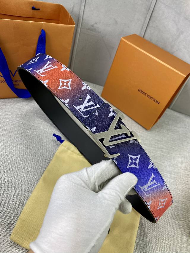 Lv 4.0宽 Shape 双面腰带令经典 Monogram 帆布呈现清新扎染效果 翻转即现沉稳素净一面 搭配哑光 Shape 搭扣 与皮具系列多款单品相得益彰