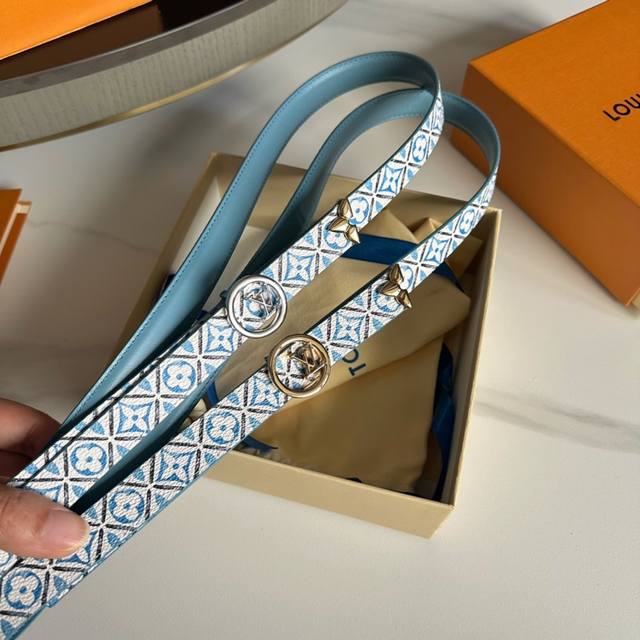 Lv S-Lock系列 寬度20Mm 驢家法國女士腰帶 全新風格定制帆布面料襯托細膩的進口小牛皮 皮帶末端有金色金屬花卉點綴 花卉側面視有logo鋼印標識 搭配