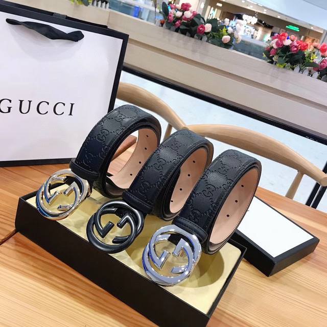 Gucci 双面可用 古奇新款互扣式g带扣深受品牌辉煌的70年代经典设计所影响 得以重新诠释 安放于织纹纯皮腰带之上 正品一致的吊牌全套包装 配纸袋 礼品盒 亲