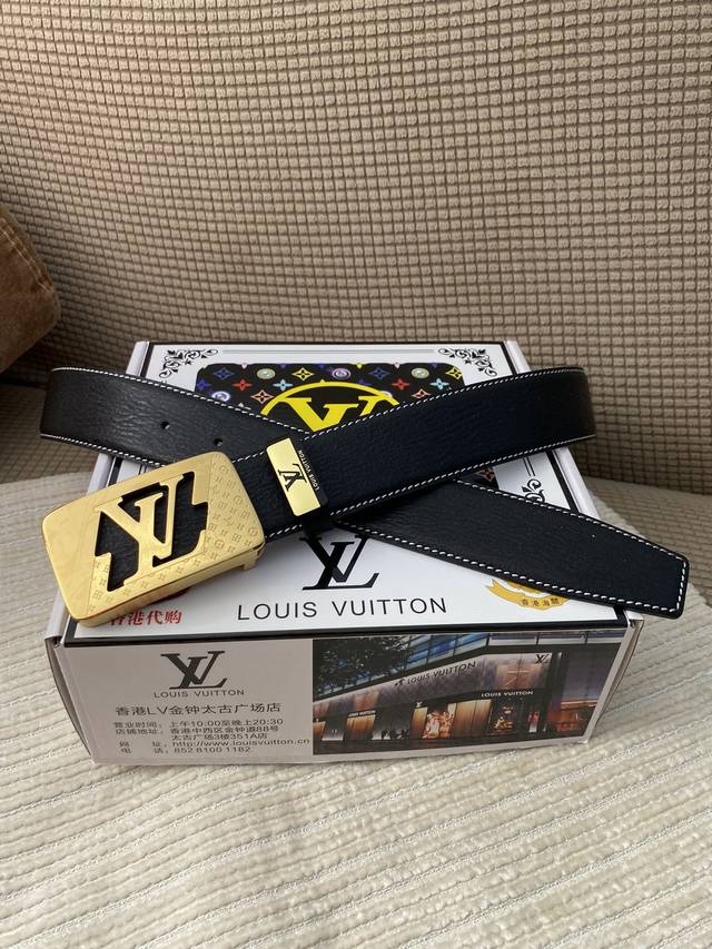 品名 Lv..路易..威登原单 材质 原单牛皮腰带 百分百头层牛皮腰带保证真皮 24K纯钢扣 专柜原单品质 做工精细 时尚大牌 送人自用首选包装 请认准如图专柜