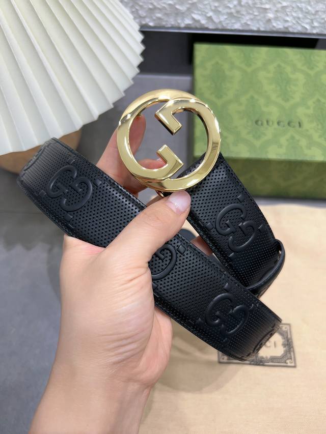 Gucci 4.0厘米宽衔接品牌的过去和现在 以焕新方式继续演绎经典元素 这款黑色皮革腰带上饰有gg字母交织图案 以gucci刻花呈现长方形转转扣双面使用设计