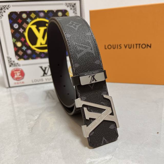 品名 Lv..路易..威登原单 材质 原单牛皮腰带 百分百头层牛皮腰带保证真皮 24K纯钢扣 专柜原单品质 做工精细 时尚大牌 送人自用首选包装 请认准如图专柜