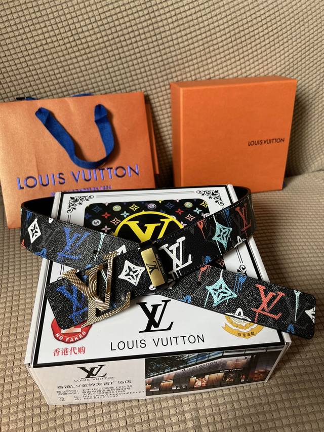 品名 Lv..路易..威登原单 材质 原单牛皮腰带 百分百头层牛皮腰带保证真皮 24K纯钢扣 专柜原单品质 做工精细 时尚大牌 送人自用首选包装 请认准如图专柜