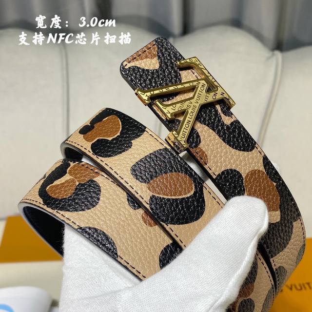 驢家新品 Ss21專櫃在售新品女士系列 寬度3Cm 一面原廠荔枝塗層繪畫工藝 另一面原廠荔枝壓有品牌花紋 經典搭扣 雙面可用