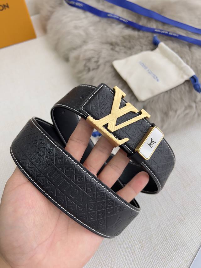 品名 Lv..路易..威登腰带皮带原单 型号 挂扣 经典纯钢材质挂扣 头层牛皮 图片实物拍摄材料 头层牛皮 挂扣系列 纯钢材质扣头 钯镀电镀工艺永不掉色 原版经