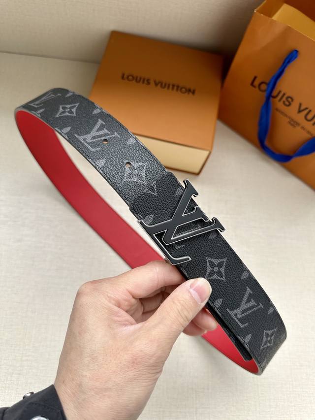 本款 Lv Initiales 双面腰带选用经典 Monogram Eclipse 帆布和亮色牛皮革 与 Lv Initiales 搭扣映衬鲜明对比