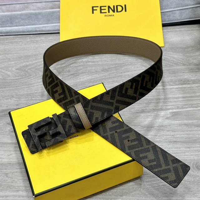 Fendi 芬迪 专柜同款 双环正反用腰带 Ff按钉搭扣 棕色cuoio Romano皮革材质 反面面料带有烟草黄和黑色ff图案 黑色珐琅金属饰面 时尚经典 百