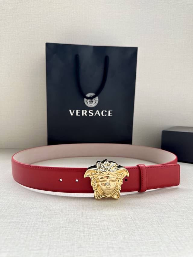 宽度4.0Cm Versace 范思哲 此款柔软的皮带饰3D美杜莎腰带扣 可搭配正装或休闲牛仔装