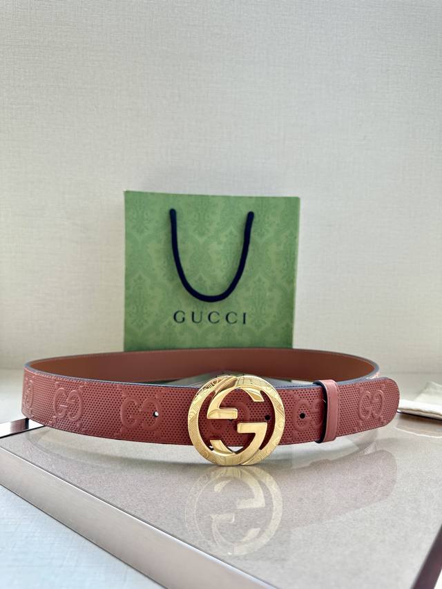 Gucci 宽度4.0Cm 这款单品将品牌的过去与未来贯通在一起 以现代风格的全新设计诠释了经典设计元素 Guccio Gucci字母交织图案巧妙融入纹理和材质