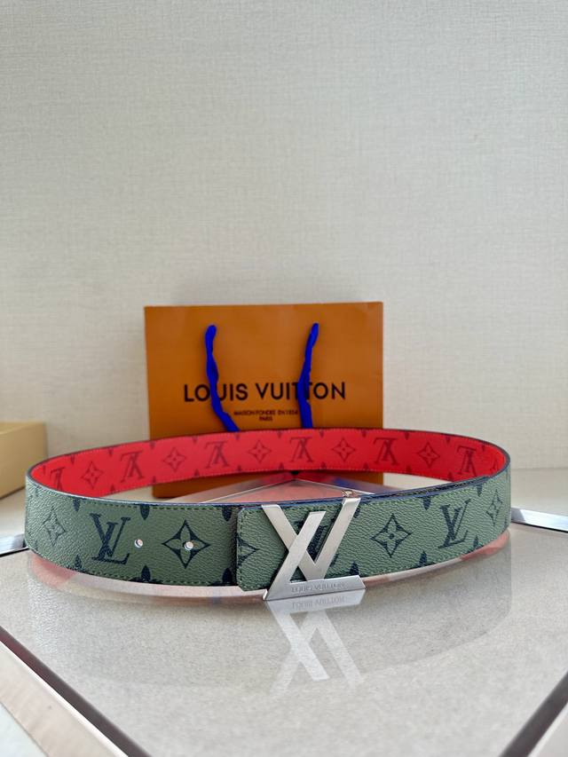 本款 4.0宽 Lv Initials 双面腰带展现经典monogram 帆布的缤纷演绎 以 Lv 字母搭扣彰显瞩目风范 可为经典或休闲造型注入摩登新意