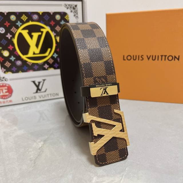 品名 Lv..路易..威登原单 材质 原单牛皮腰带 百分百头层牛皮腰带保证真皮 24K纯钢扣 专柜原单品质 做工精细 时尚大牌 送人自用首选包装 请认准如图专柜