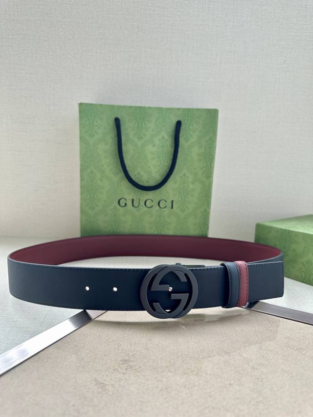 宽度4.0Cm Gucci系列 品牌标志性的双g原单钢扣标识经重新诠释后 以光彩夺目的金色调呈现在这款手掌纹腰带上