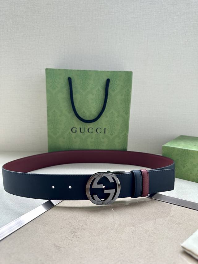 宽度4.0Cm Gucci系列 品牌标志性的双g原单钢扣标识经重新诠释后 以光彩夺目的金色调呈现在这款手掌纹腰带上