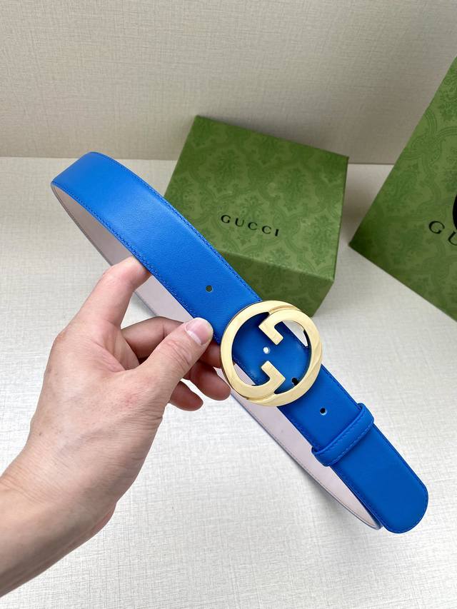 宽度4.0Cm Gucci古驰爱的进行曲 全新时装系列精选品牌典藏元素 以几何造型焕新演绎互扣式双g原版钢扣标识 呈现多款别致单品 历久弥新的设计元素与本次时装