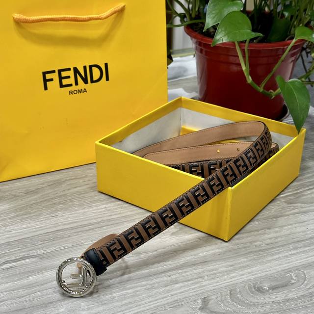 Fendl 芬迪 宽20Mm 原单进口小牛皮 搭配原单钌钯电镀f扣 手感.油边近乎完美 原产皮料定制 质感无可挑剔 出众的细节 高清实拍 货真价实 品质保证