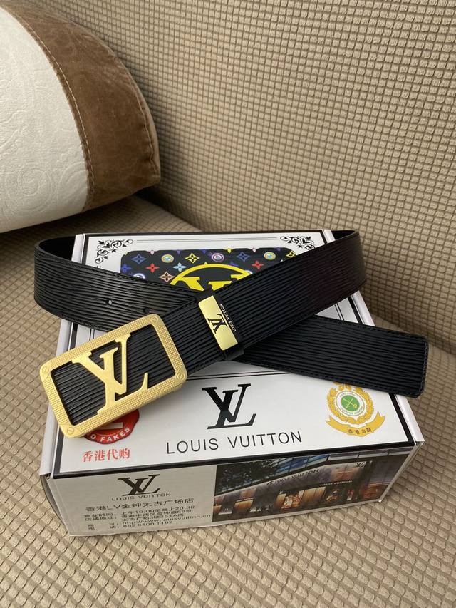 品名 Lv 路易 威登原单 材质 原单牛皮腰带 百分百头层牛皮腰带保证真皮 24K纯钢扣 专柜原单品质 做工精细 时尚大牌 送人自用首选 包装 请认准如图专柜包