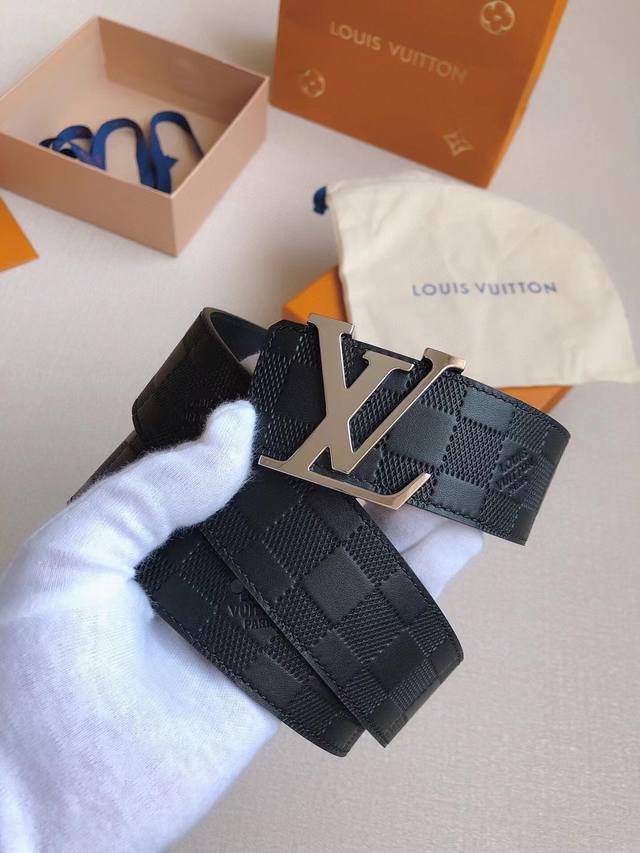 Lv 这款 Detroit 腰带以柔软的 Damier Infini 压纹小牛皮制成 以路易威登精湛工艺 彰显了代表性的 Damier Infini 标志 Da