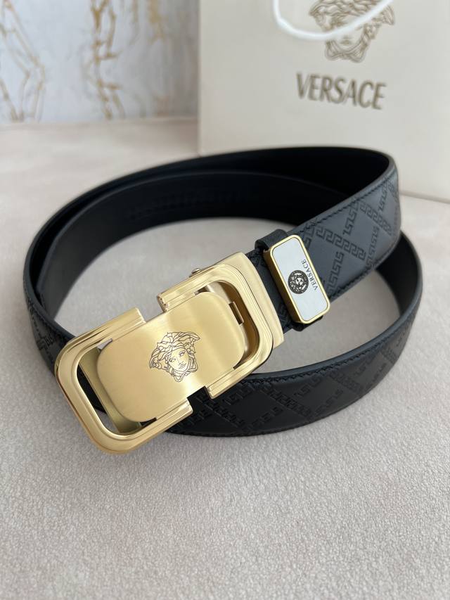 品名 范思哲 Versace 皮带腰带自动皮带 型号 自动带身 纯钢材质经典人头自动扣 图片实物拍摄 腰带 百分百头层牛皮 自动带身 保证真皮 24K纯钢扣永不