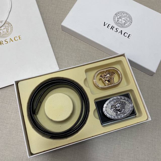 Versace精品款 双扣礼盒套装 含礼盒 专柜有售 范希哲专柜在售正品 此款采用头层牛皮制作 走线油边细致 正品开模 搭配广州原版扣经久耐用 3 8Cm规格