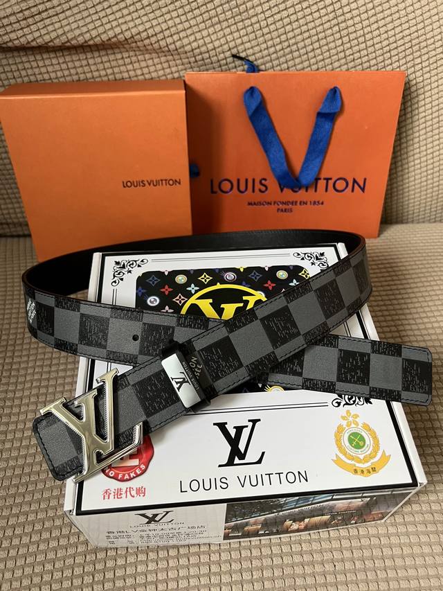 品名 Lv 路易 威登原单 材质 原单牛皮腰带 百分百头层牛皮腰带保证真皮 24K纯钢扣 专柜原单品质 做工精细 时尚大牌 送人自用首选 包装