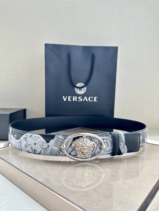 宽度4 0Cm Versace 范思哲 这款柔软鳄鱼皮饰带搭配一枚椭圆形美杜莎带扣 腰带饰有一枚金属圈环 宛如点睛之笔 本季标志性的versace饰件点缀其上