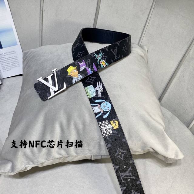 配全套包装礼盒 驢家2021早春新品 原單品質 寬度4 0Cm 雙面可用 全新摩登時尚的帆布絲印圖案注入少年心氣襯托原廠小牛皮底 搭配經典而精緻的搭扣設計 頂級