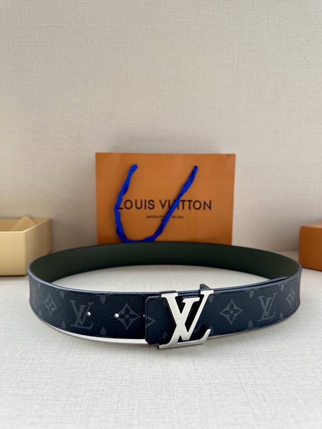 本款 4 0宽 Lv Initiales 双面腰带拼合经典 Monogram 帆布和素色皮革 搭配中央 Lv 字母搭扣 为路易威登爱好者提供多样造型选择 一面m