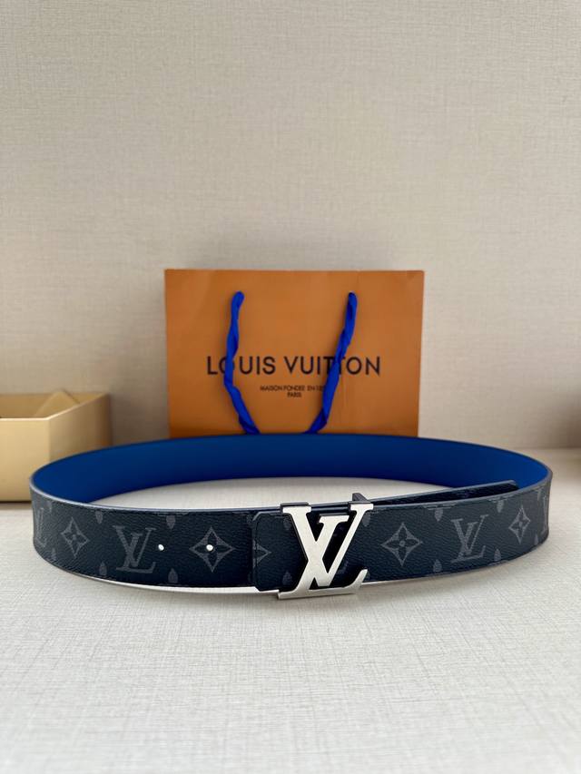 本款 4 0宽 Lv Initiales 双面腰带拼合经典 Monogram 帆布和素色皮革 搭配中央 Lv 字母搭扣 为路易威登爱好者提供多样造型选择 一面m