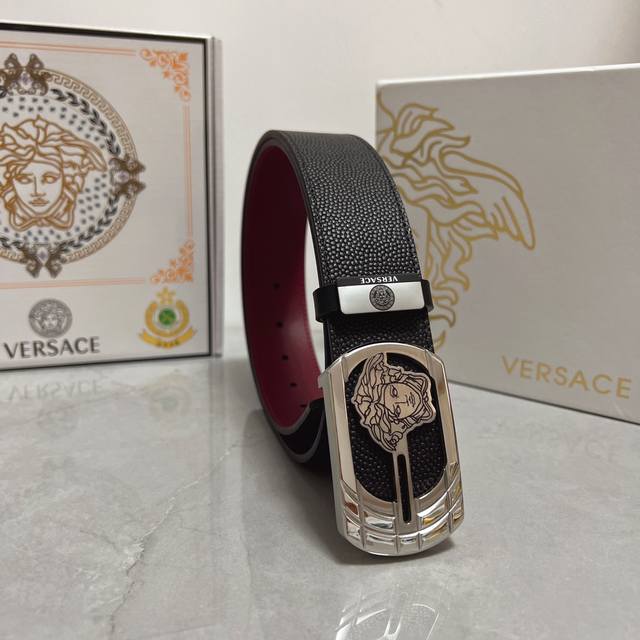 品名 Versace 范思哲 材质 原单牛皮腰带 百分百头层牛皮腰带保证真皮 24K纯钢扣 专柜原单品质 做工精细 时尚大牌 送人自用首选 包装