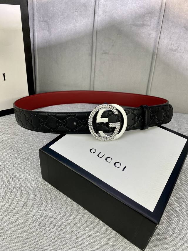 宽度4 0Cm Gucci 互扣式双g带原单钢扣 源自品牌现代风格典藏设计 经过重新诠释而别具新意 呈现于纤细的皮革腰带之上