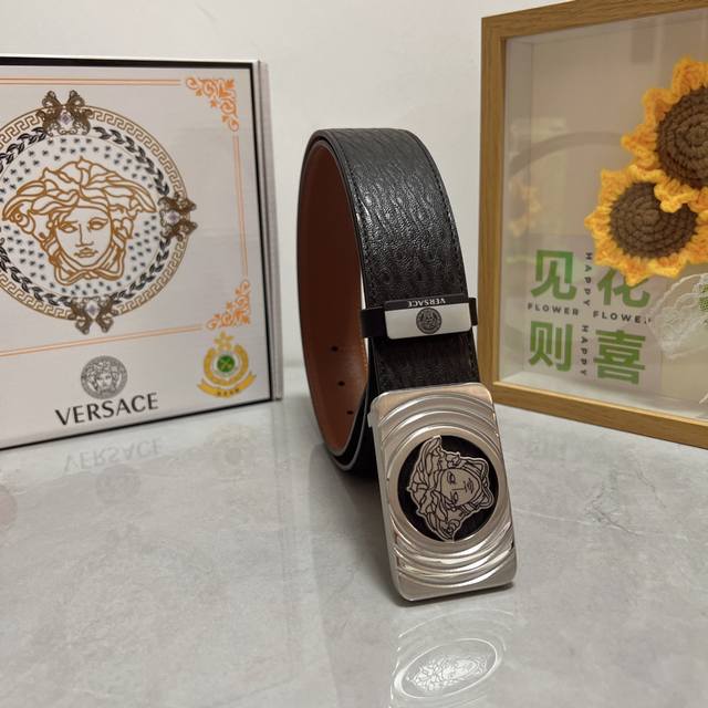 品名 Versace 范思哲 材质 原单牛皮腰带 百分百头层牛皮腰带保证真皮 24K纯钢扣 专柜原单品质 做工精细 时尚大牌 送人自用首选 包装