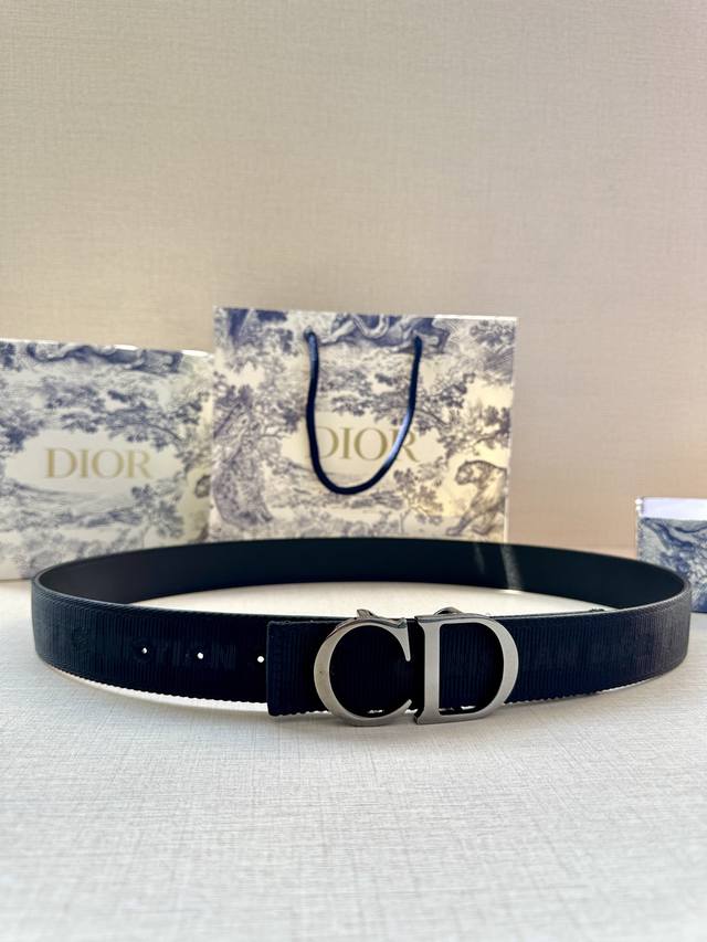 宽度3 5 Cm Dior 迪奥两面腰带款式迷人多样 采用多种材质精心打造 为各式廓形增添点睛之笔 彰显优雅醒目的气质 向迪奥钟爱的细节艺术致敬 彰显非凡的高雅