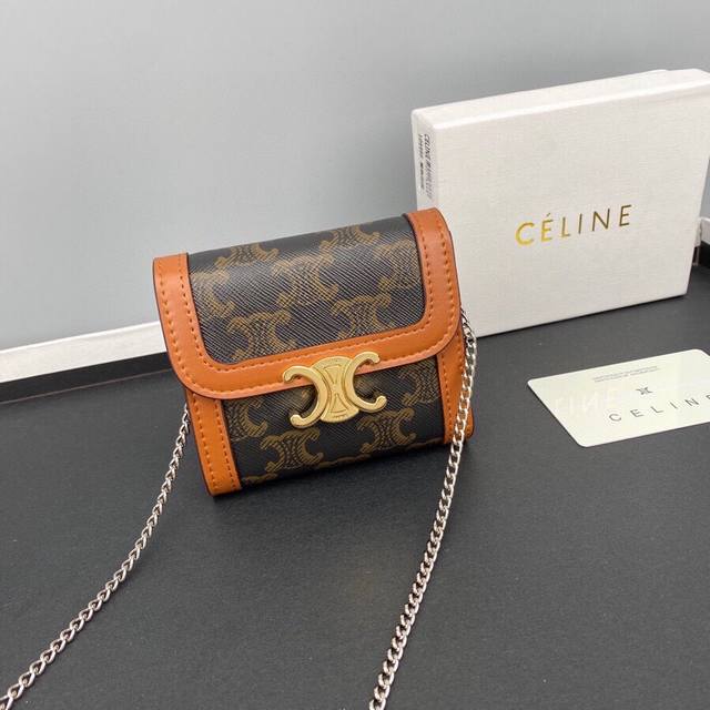 Celine 10999 链条可拆卸颜色 黑色印花 尺寸 11x10x5Celine凯旋门非常炫美的一个系列 专柜同步 采用头层牛皮 精致时尚 可以单肩