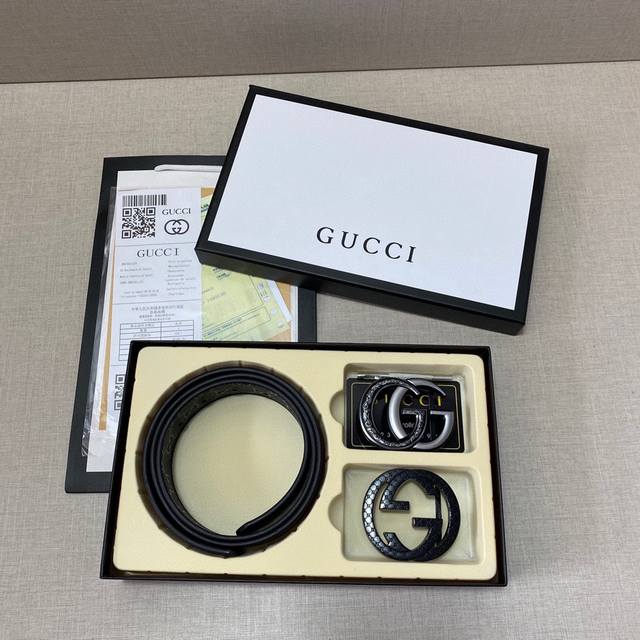 古驰gucci精品款 双扣礼盒套装 含礼盒 专柜有售 Gucci专柜在售正品 此款采用头层牛皮制作 走线油边细致 正品开模 搭配广州原版扣经久耐用 3 8Cm规