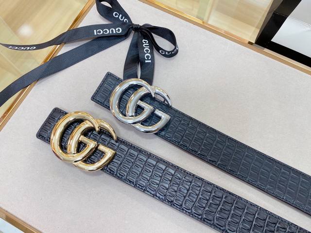 Gucci 古奇新款互扣式g带扣深受品牌辉煌的70年代经典设计所影响 得以重新诠释 双面可用 头层牛皮 安放于织纹纯皮腰带之上 正品一致的吊牌全套包装 配纸袋