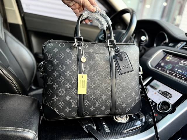 高端货 Louis Vuitton 公文包 Porte-Documents Voyage 公文包 粗犷的damier Graphite赋予此款porte-Doc