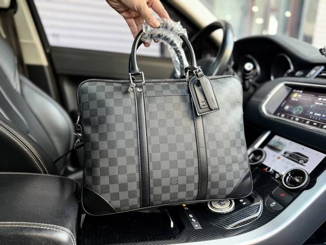 高端货 Louis Vuitton 公文包 Porte-Documents Voyage 公文包 粗犷的damier Graphite格纹赋予此款porte-D