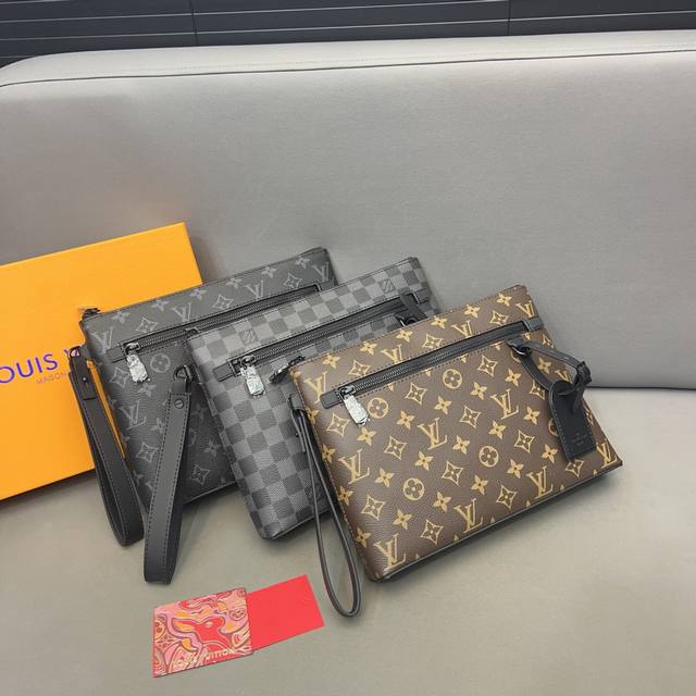 Louisvuitton 路易威登 印花手拿包 男士手包 采用精湛镶嵌细工 实物拍摄 原厂原版面料 配送礼盒 22 X 30 Cm