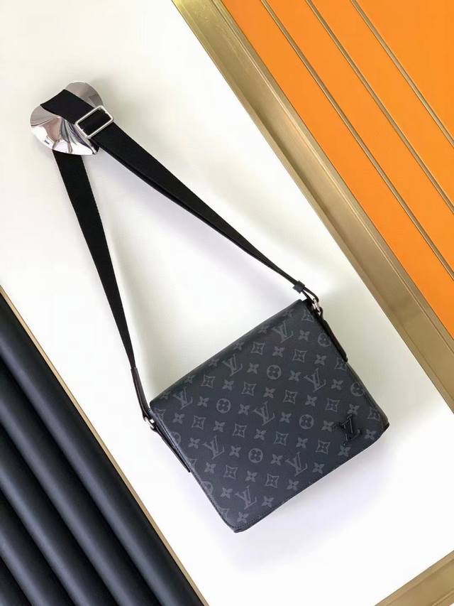 Louis Vuitton 路易威登 独实家拍m44000黑花 升级五金 升级面料 District 手袋 时尚易衬的信差袋 这款尤其新district 小号手