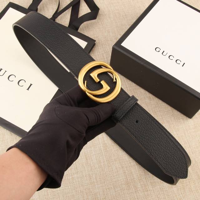 宽度4 0Cm Gucci 小牛皮腰带采用热压制作 以获得野猪皮效果 营造织纹外观 饰以标志黑色皮革黄铜金属配件