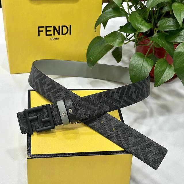 Fendi 芬迪 专柜同款 宽4 0Cm 双环正反用腰带 Ff按钉搭扣 灰色cuoio Romano皮革材质 反面面料带有烟草黄和黑色ff图案 四方金属饰面 时