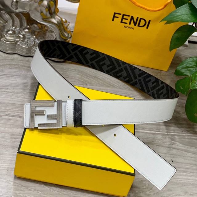 Fendi 芬迪 专柜同款 宽4 0Cm 双环正反用腰带 Ff按钉搭扣 白色cuoio Romano皮革材质 反面面料带有烟草黄和黑色ff图案 黑色珐琅金属饰面