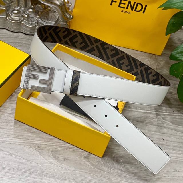 Fendi 芬迪 专柜同款 宽4 0Cm 双环正反用腰带 Ff按钉搭扣 白色cuoio Romano皮革材质 反面面料带有烟草黄和黑色ff图案 黑色珐琅金属饰面