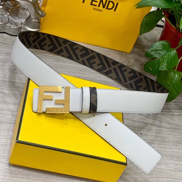 Fendi 芬迪 专柜同款 宽4 0Cm 双环正反用腰带 Ff按钉搭扣 白色cuoio Romano皮革材质 反面面料带有烟草黄和黑色ff图案 黑色珐琅金属饰面