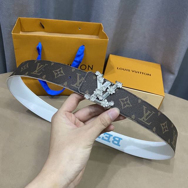 寬度 40Mm Louis Vuitton 該腰帶一面採用定制帆布 一面採用原廠柔軟小牛皮 並飾有logo標識 全新靈感字母搭扣色調與腰帶相呼應 202