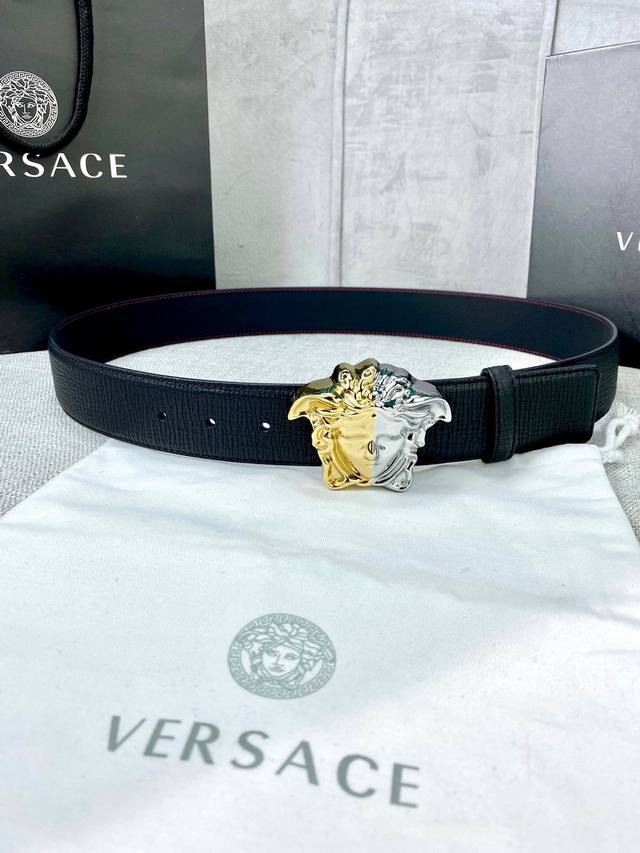 宽度4 0Cm Versace 范思哲 采用进口万象纹牛皮 此款平面腰带配有醒目的美杜莎头像搭扣 可为任何造型增添几分立体雅致效果