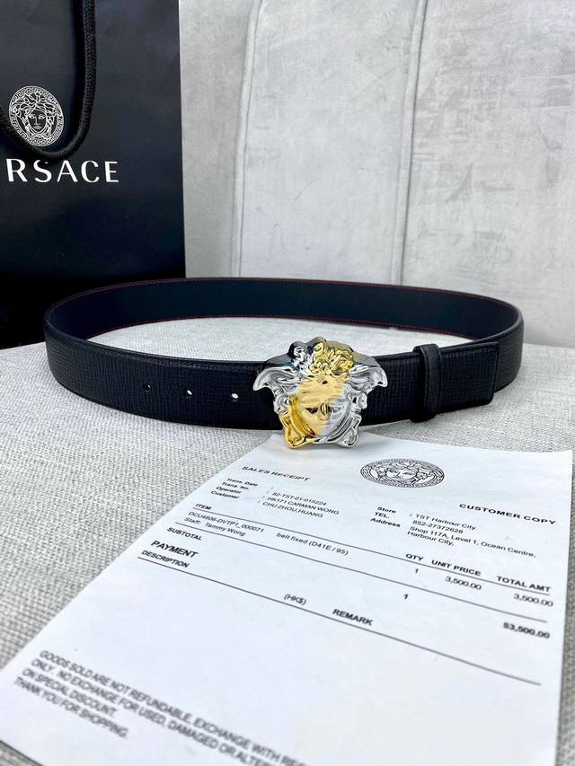 宽度4 0Cm Versace 范思哲 采用进口万象纹牛皮 此款平面腰带配有醒目的美杜莎头像搭扣 可为任何造型增添几分立体雅致效果