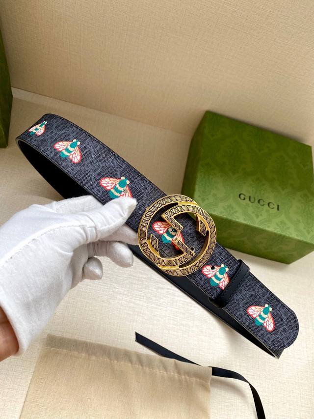 宽度4 0Cm Gucci 蜜蜂图案是gucci动物王国中的标志性元素之一 在这款配饰中焕新演绎为卡通风格设计 这款腰带融合了经典蜜蜂元素和双g图案 突显品牌悠