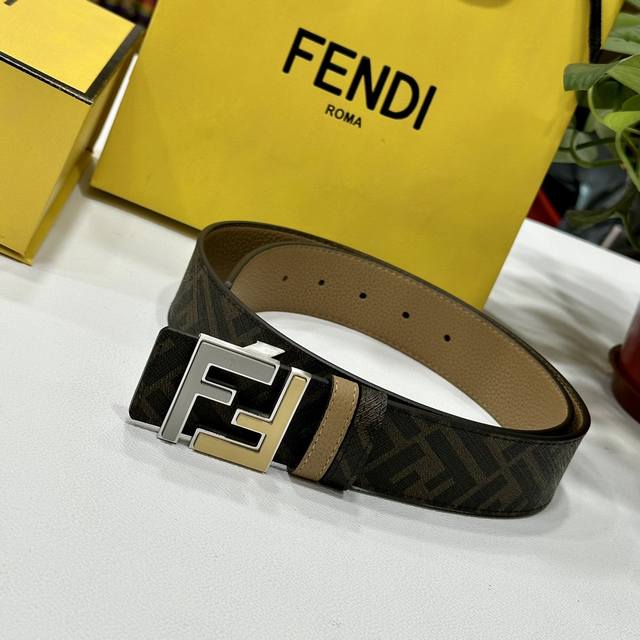 Fendi 芬迪 专柜同款 双环正反用腰带 Ff按钉搭扣 棕色cuoio Romano皮革材质 反面面料带有烟草黄和黑色ff图案 黑色珐琅金属饰面 时尚经典 百