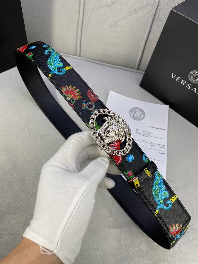 宽度4 0Cm Versace 范思哲 此款palazzo腰带采用牛皮革面料制作 并饰有le Pop Classique图案印花和标志性的美杜莎五金配件